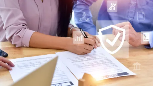 Persones en una taula signant documentació
