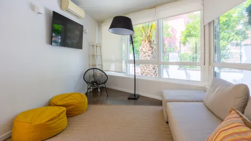Salón con Televisión de la residencia mixta La Inmaculada de Madrid
