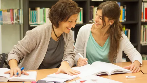 Dues treballadores a la Biblioteca