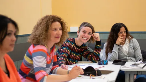 Estudiants somrients a un aula d'una facultat