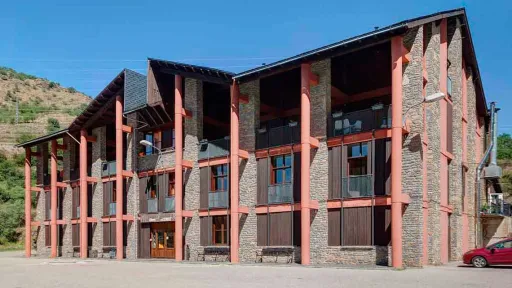 Façana principal de l'alberg Les Estades