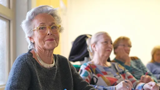 Gent gran a una aula de la Facultat
