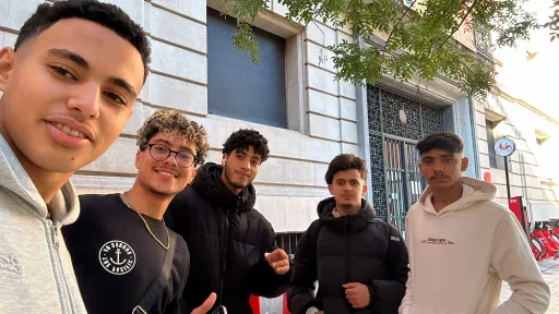 Grup de joves migrats a un carrer de Barcelona