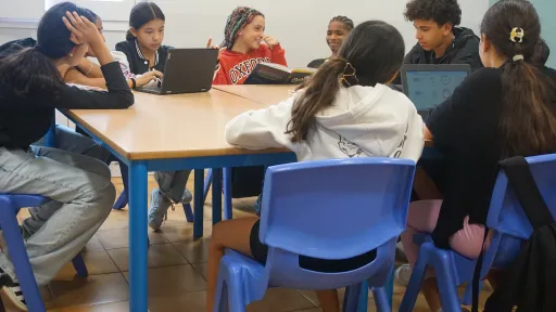 Infants a un aula del Centre Socioeducatiu Poble-sec