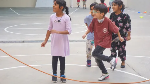 Infants jugant al pati del Centre Socioeducatiu de Poble-sec