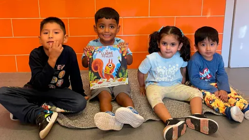Infants asseguts al terra en el Centre Socioeducatiu Poblenou