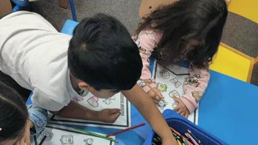 Infants dibuixant a un aula del centre socioeducatiu Poblenou