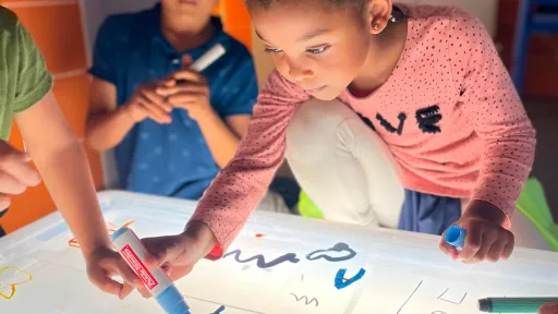 Infants dibuixant a un aula d'un centre socioeducatiu