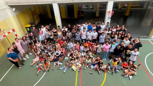 Infants i educadors al pati del CS Raval