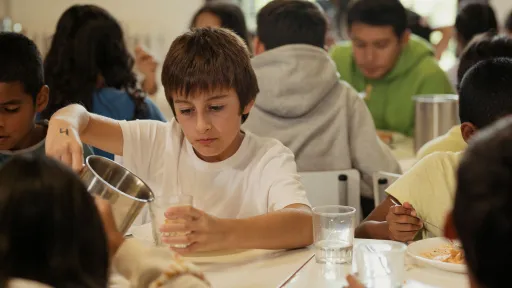 Infants al menjador a les colònies socials de Santa Maria del Roure