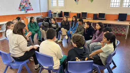 Infants en rotllana en una aula d'un centre socioeducatiu