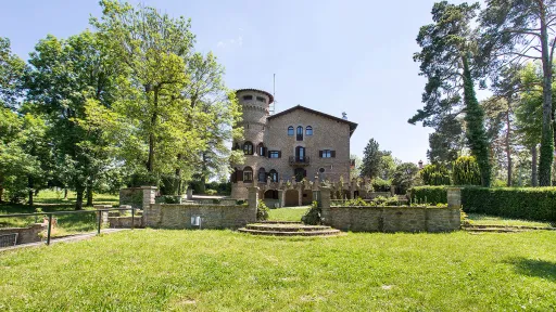 Façana principal de la casa de colònies Santa Maria del Roure