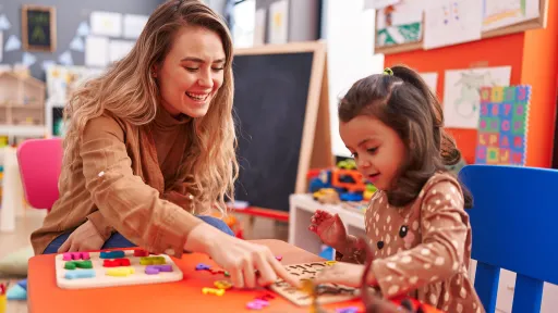 Educadora amb nena 
