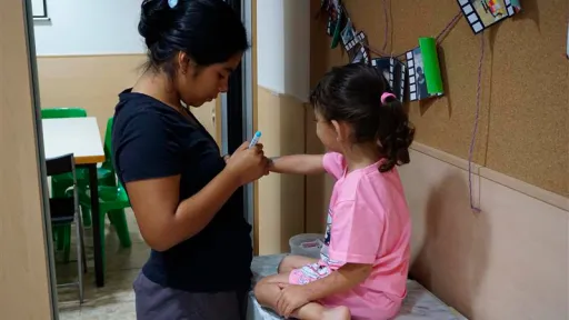 Dos infants a una sala d'un dels centres socioeducatius de la Fundació