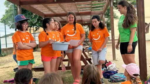 Monitora amb infants a unes colònies d'estiu