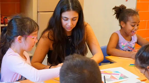 Educadora amb infants a un centre socioeducatiu
