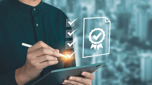 Noi certificant amb una tableta