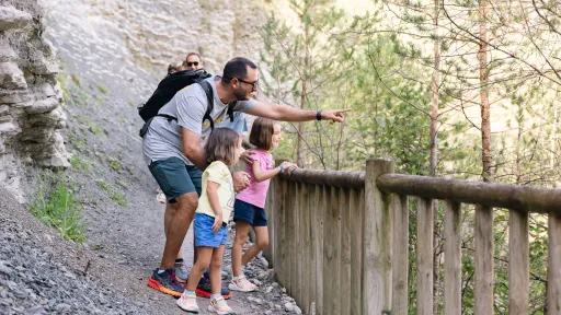 Pare i filles d'excursió a la muntanya i bosc en família 