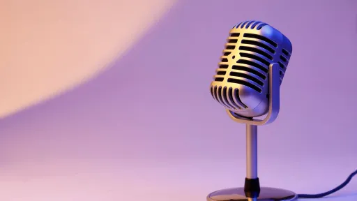 Micròfon radio amb fons lila