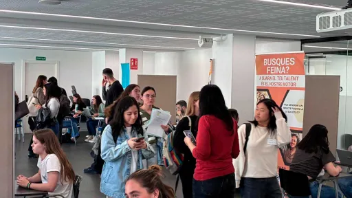 Noies a una sala de la Facultat