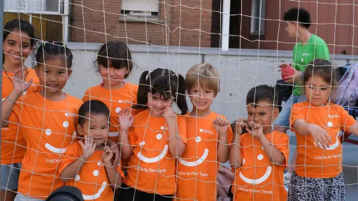Infants en un pati
