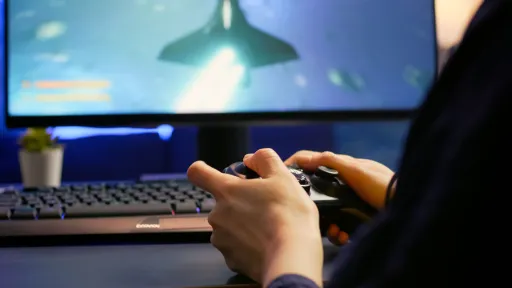 Mans de noi jugant a videojocs