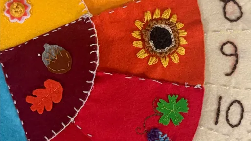 Ruleta de numeros amb coloraines feta en feltre