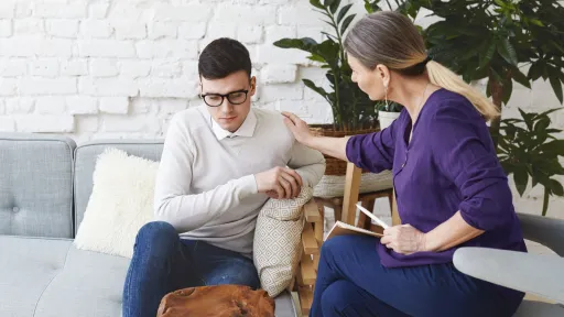Dona donant consell a un noi jove - counselling