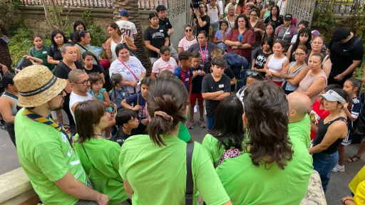 Infants i famílies a la sortida de les colònies socials becades