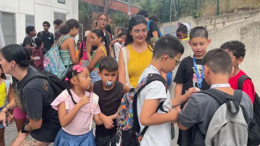 Infants d'un casal social a Torre Baró a l'agost