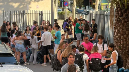 Grup de joves a la porta de la Fundació Pere Tarrés esperant per marxar als cursos residencials de monitors i monitores