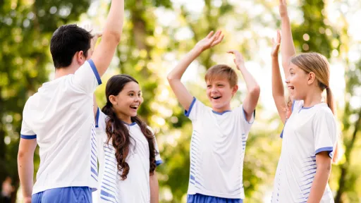 Equip infantil de futbol celebrant una victòria 