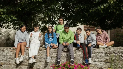 Monitora amb joves a unes colònies socials a Santa Maria del Roure