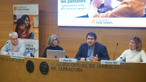 La conferència de la Fundació Pere Tarrés a Tarragona proposa reforçar els llaços socials i l’acompanyament als infants i joves per prevenir addiccions al mòbil