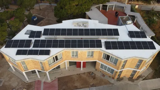 La Fundació Pere Tarrés instal·la 500 plaques fotovoltaiques a les seves cases de colònies que li permetran generar un 25% d’energia neta