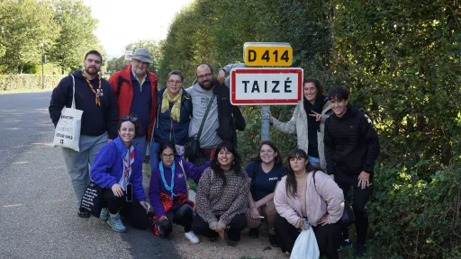 La Fundació Pere Tarrés visita la comunitat monàstica de Taizé per treballar l’espiritualitat amb els joves 