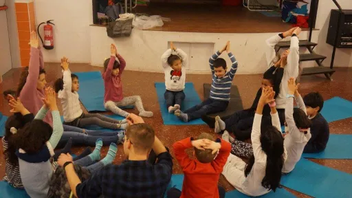 Taller de ioga per a infants al Centre Socioeducatiu Poblenou
