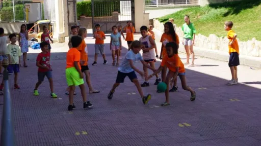 Conflictes per joc de pilota a l’espai públic