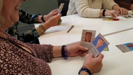 Aprendre jugant, també a la recerca de feina