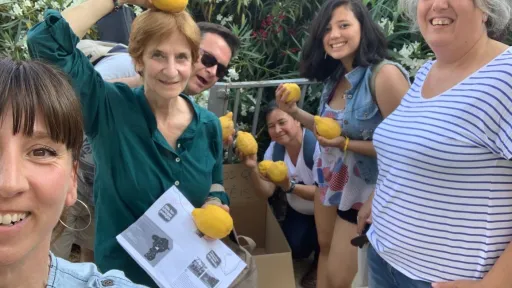 Estudiants de la Fundació Pere Tarrés dinamitzen la Festa Major del barri de la Clota