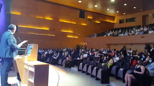 "La vostra funció rau en la vostra capacitat de portar esperança”: el degà de la Facultat Pere Tarrés, Joan-Andreu Rocha, als recents graduats i graduades.