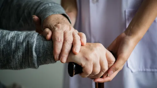 Humanitzant: l’equilibri entre atendre i entendre
