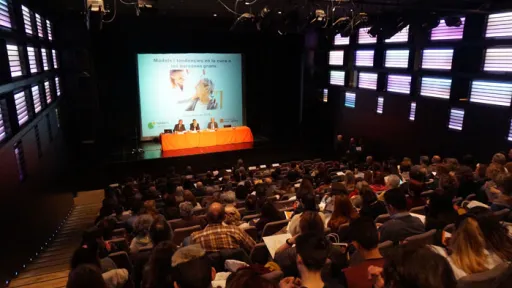 Experts i professionals debaten sobre l'ètica, experiències i models actuals en la cura de les persones