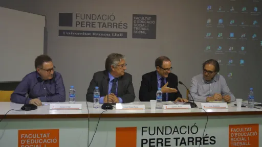 Carles Ariza presenta la seva última obra "La salut conculcada"