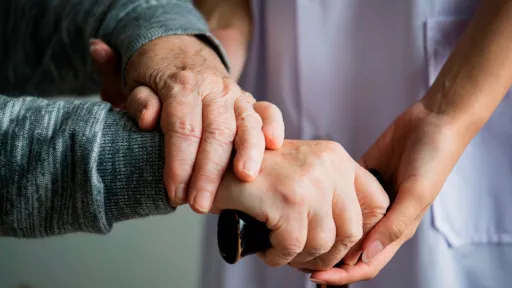 La síndrome de la fragilitat en la gent gran: què és i com hi podem intervenir com a professionals dels centres de dia?