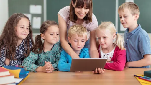 Dona un gir a la teva classe. Cinc eines per possibilitar el Flipped Classroom a l’aula