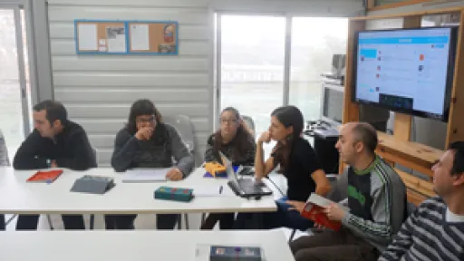 Alumnes de la Facultat Pere Tarrés escolten les reclamacions de les persones que treballen al TEB