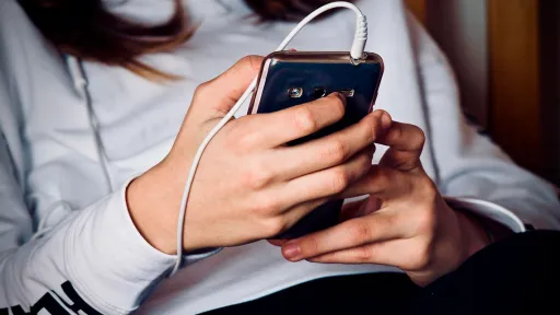Soledat en temps d’hiperconnexió: reptes i aprenentatges d’adolescents en contextos vulnerables
