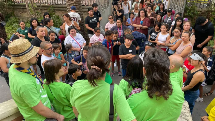 Infants i famílies a la sortida de les colònies socials becades