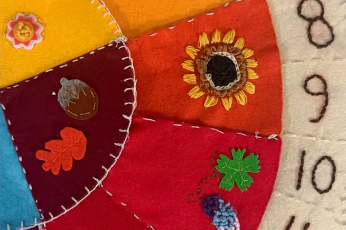 Ruleta de numeros amb coloraines feta en feltre
